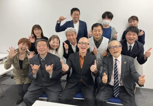 毎回内容の半分以上がアップデートされる話題のセミナー、第3回「ChatGPTマスター特別セミナー」を開催。500ページ超の資料と実習を通して、AIの可能性を探求した参加者の熱意と感動をお届けします。