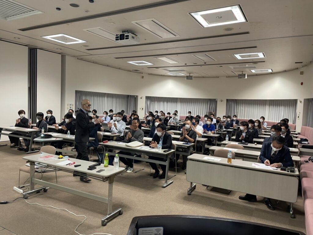 営業セミナーに最適な講師をお探しですか?1,000回以上の登壇実績と7割を超えるリピート率を誇る酒井とし夫講演会講師が、即成果に繋がるビジネス心理学で成功へ導きます。