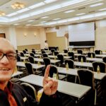 2025年5月20日、大阪コロナホテルにて開催されたパナソニック・マーケティング・ジャパン株式会社様主催の講演会に登壇。テーマは「商売に活かす！行動経済学スキル」。行動心理・数字の使い方・暗示・AI・松下幸之助氏の経営哲学など、実践的な内容を詰め込んだ90分に、100名の参加者の熱気と笑顔が溢れました。その様子をレポートします。