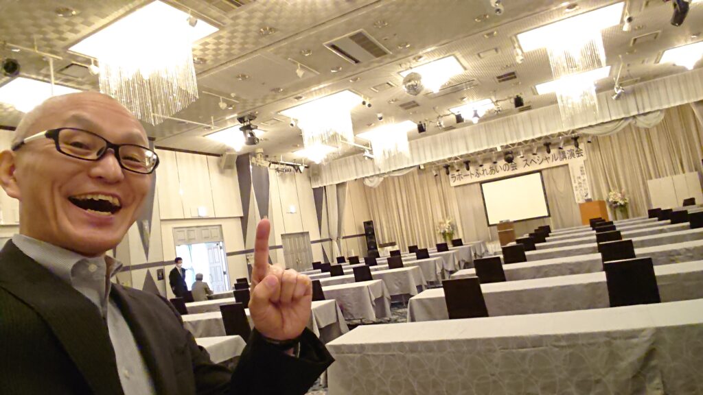 営業成績向上を本気で目指すなら、人気講師・酒井とし夫による講演会がおすすめです。行動心理学やNLPを取り入れた実践的な内容は、即効性があり、現場での成果に直結。講演リピート率7割超、1,000回以上の実績がその効果を証明しています。