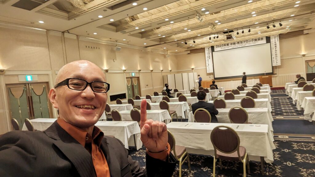 営業戦術を実践で活かしたいなら、人気セミナー講師『酒井とし夫』の講演がおすすめ。1,000回以上の講演実績と高リピート率を誇るセミナー内容を詳しく紹介。