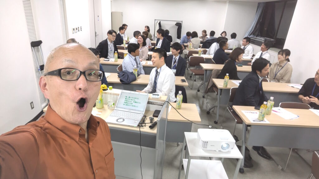 営業研修にお悩みなら必見!コーチングスキルを活かしたセミナーで成果を生む人気講師・酒井とし夫をご紹介。1,000回以上の講演実績と高いリピート率で企業からの信頼も抜群です。