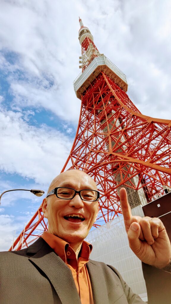 2025年6月4日、東京タワー目前の「The Place of Tokyo」にて開催されたサンスター技研(株)様主催「関東ペンギン会総会」で特別講演を行いました。テーマは「経営・安全管理・ビジネスコミュニケーションに役だつ!ビジネス心理学とAI実践活用術」。建設・施工業界の経営者様と社員様約100名を前に、営業・交渉・モチベーション・ChatGPT活用まで、明日から実践できる心理スキルとAI活用法をお届けしました。