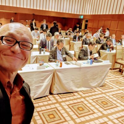 2025年6月4日、東京タワー目前の「The Place of Tokyo」にて開催されたサンスター技研（株）様主催「関東ペンギン会総会」で特別講演を行いました。テーマは「経営・安全管理・ビジネスコミュニケーションに役だつ！ビジネス心理学とAI実践活用術」。建設・施工業界の経営者様と社員様約100名を前に、営業・交渉・モチベーション・ChatGPT活用まで、明日から実践できる心理スキルとAI活用法をお届けしました。