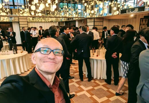 2025年6月4日、東京タワー目前の「The Place of Tokyo」にて開催されたサンスター技研（株）様主催「関東ペンギン会総会」で特別講演を行いました。テーマは「経営・安全管理・ビジネスコミュニケーションに役だつ！ビジネス心理学とAI実践活用術」。建設・施工業界の経営者様と社員様約100名を前に、営業・交渉・モチベーション・ChatGPT活用まで、明日から実践できる心理スキルとAI活用法をお届けしました。