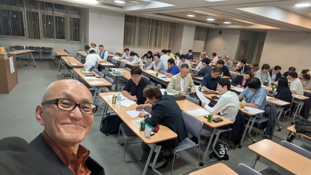 「コミュニケーションスキル セミナー 講師 人気 おすすめ」をお探しの方に最適な記事です。実績1,000回超・リピート率7割超の人気講師「酒井とし夫」が、実践的で効果の高い講演を提供。講演依頼の流れや資料請求方法も紹介します。