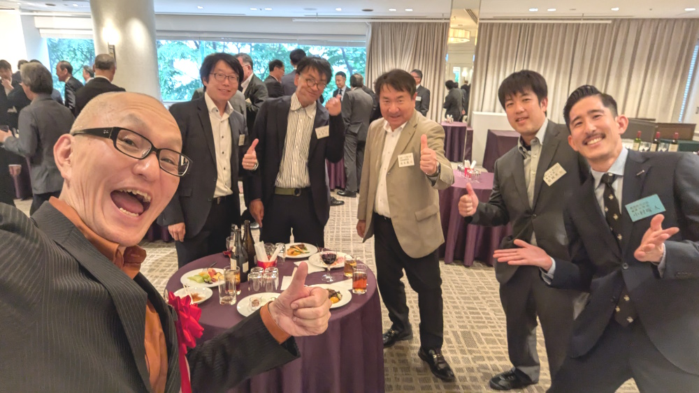 講演会講師選びで迷ったら、面白さと実践力が両立した人気講師酒井とし夫がおすすめ。笑いながら学べる講演スタイルが高評価です。