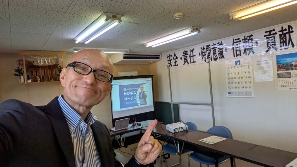 2025年8月20日、北刈自動車工業株式会社様本社にて開催された、経営者・幹部向け「ビジネスコーチング研修」の講演レポートです。主催は第四北越リサーチ＆コンサルティング株式会社様。講師・酒井とし夫が、GROWモデルやNLP心理学に基づくコーチングスキルを実習形式でお伝えしました。活気あふれる会場の様子や、参加者の熱意、現場で活かせる学びの数々をご紹介します。