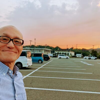 2025年8月20日、北刈自動車工業株式会社様本社にて開催された、経営者・幹部向け「ビジネスコーチング研修」の講演レポートです。主催は第四北越リサーチ＆コンサルティング株式会社様。講師・酒井とし夫が、GROWモデルやNLP心理学に基づくコーチングスキルを実習形式でお伝えしました。活気あふれる会場の様子や、参加者の熱意、現場で活かせる学びの数々をご紹介します。