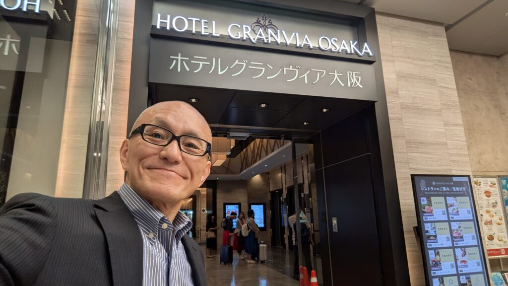 プロビジネス講演会講師の酒井とし夫が2025年8月24日、ホテルグランヴィア大阪にて大阪伝統生薬研究会様・救心製薬様主催の研修会に登壇しました。テーマは「店頭でのカウンセリング力アップ」。接客の位置決め、アイコンタクト術、暗示効果など、現場で即活かせる心理学的コミュニケーションスキルをお伝えしました。当日の熱気と学びをレポートします。