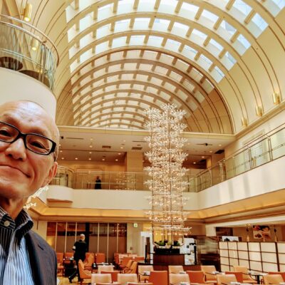 2025年8月24日、プロのビジネス講演家である酒井とし夫がホテルグランヴィア大阪にて大阪伝統生薬研究会様・救心製薬様主催の研修会に登壇しました。テーマは「店頭でのカウンセリング力アップ」。接客の位置決め、アイコンタクト術、暗示効果など、現場で即活かせる心理学的コミュニケーションスキルをお伝えしました。