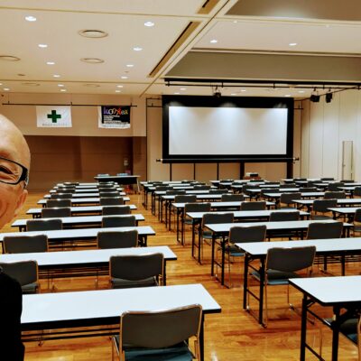 2025年8月30日、株式会社コムテックス様主催の安全大会にて酒井とし夫が登壇。「役立つ！元気がでる！楽しい！やる気がでる！自分に勝てる！ビジネス心理術」をテーマに心理学・AI活用・安全管理を交えた講演を行いました。