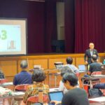 2025年9月26日、佐渡市金井コミュニティセンターで開催された「地域振興セミナー 実践で学ぶ！AI活用セミナー」。酒井とし夫が講師を務め、全6時間でAIの実務活用を座学と実習で徹底解説しました。