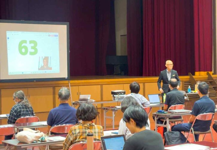2025年9月26日、佐渡市金井コミュニティセンターで開催された「地域振興セミナー 実践で学ぶ！AI活用セミナー」。酒井とし夫が講師を務め、全6時間でAIの実務活用を座学と実習で徹底解説しました。