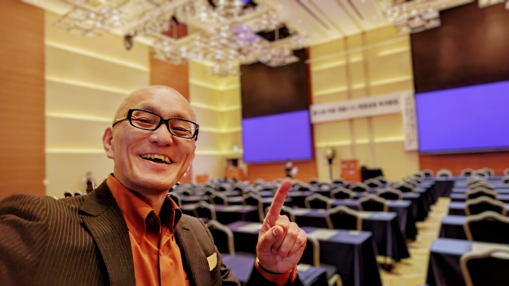 人気の経営講習・研修の講師をお探しですか?本記事では、登壇実績1,000回以上、リピート率7割を誇る「酒井とし夫講演会講師」を特集。NLP心理学やランチェスター経営戦略を組み合わせた独自の内容は、多くの企業で成果を上げています。なぜ彼が選ばれ続けるのか、その理由と参加者の声、人気のテーマを徹底解説。まずは無料の講演資料をご覧ください。