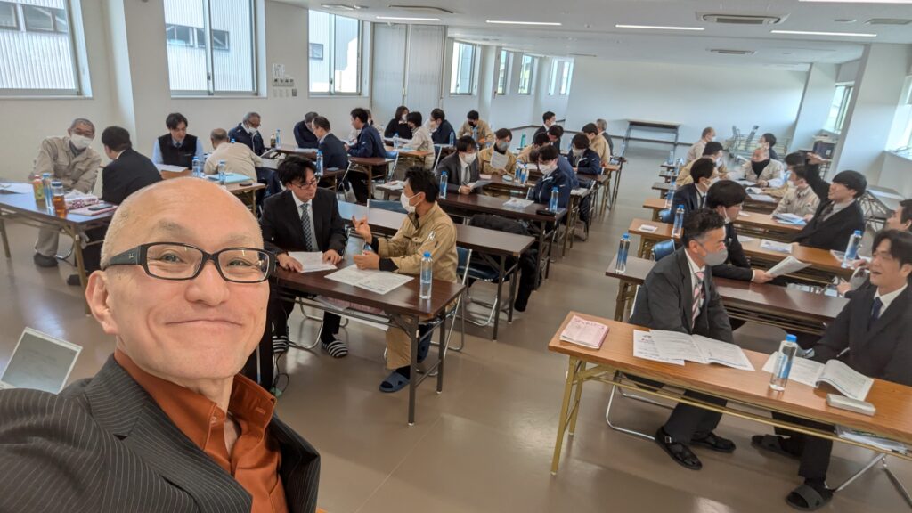 成果の出るコーチング研修の講師をお探しですか？本記事では、1000回以上の登壇実績と7割超のリピート率を誇る人気講師「酒井とし夫」をご紹介します。NLP心理学や経営戦略を融合した独自のコーチングセミナーは、なぜ多くの企業で高い評価を得るのか。その理由と、参加者のやる気を引き出し行動変容を促す秘訣に迫ります。大手企業も絶賛する「本物のセミナー」の詳細をご確認ください。
