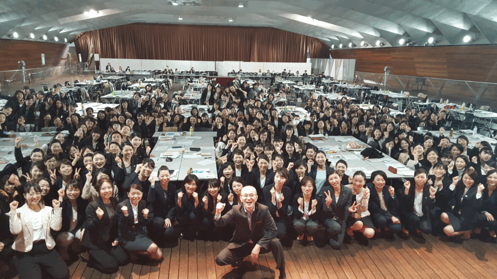 講演会の講師をお探しの研修担当者様へ。この記事では、全国で1000回以上の登壇実績を誇り、リピート率7割超を記録するプロ講師「酒井とし夫」氏をご紹介します。なぜ多くの企業から選ばれ続けるのか、その理由を心理学、経営戦略、AI活用といった多角的な専門性や、参加者からの感動の声と共に詳しく解説。貴社の課題解決と参加者の満足度向上に繋がる「本物の講演会」を実現するためのヒントがここにあります。