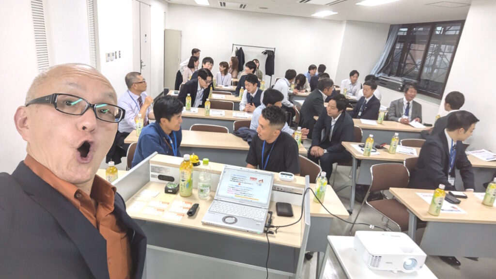 【話し方 講師】をお探しですか？酒井とし夫講演会講師は、累計1000回超の登壇実績、リピート率7割超を誇る「本物の講演家」です。NLP心理学、ランチェスター戦略、AI活用までを統合し、単なるスピーチ技術ではなく、商談やプレゼンで結果を出すための「話し方」の極意を伝授します。参加者満足度の高い、実践的な講演で社員の行動を変え、ビジネスを成功に導きます。まずは資料をご覧ください。
