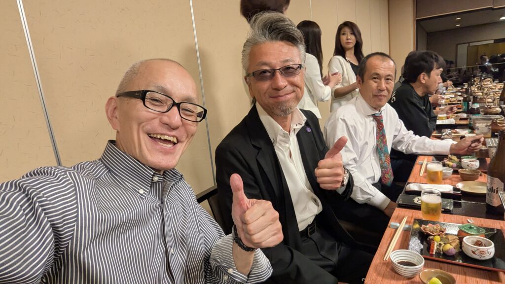 2025年11月1日、京都丹波の老舗料亭「八光館」にて開催された京都府南丹船井地区自動車整備協議会様主催の講演会。講師・酒井とし夫が「AIと話し方と心理術で売上を2倍にする方法」を解説。ChatGPT活用法からお客様に好かれる接客術まで、実践的な学びが満載!