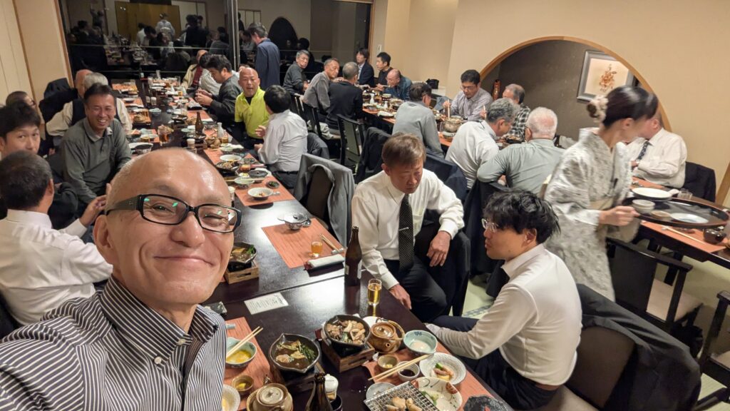 2025年11月1日、京都丹波の老舗料亭「八光館」にて開催された京都府南丹船井地区自動車整備協議会様主催の講演会。講師・酒井とし夫が「AIと話し方と心理術で売上を2倍にする方法」を解説。ChatGPT活用法からお客様に好かれる接客術まで、実践的な学びが満載!