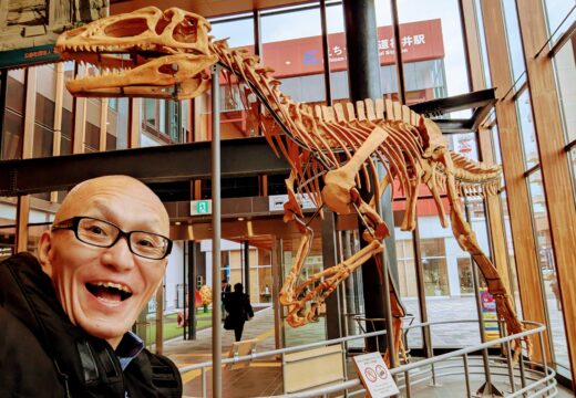 全国から約100名の麺業リーダーが参加した福井大会で、酒井とし夫が“商売を繁盛に導く最新AI活用法と心理学”を解説。参加者の声や講演の内容をまとめた公式レポート。