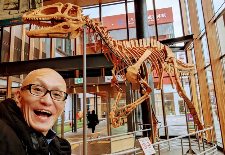 全国から約100名の麺業リーダーが参加した福井大会で、酒井とし夫が“商売を繁盛に導く最新AI活用法と心理学”を解説。参加者の声や講演の内容をまとめた公式レポート。