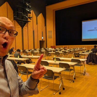 2025年11月19日、福井県県民ホールで開催された全国麺業青年研修会福井大会にて、酒井とし夫が『AIと商売繁盛心理学』をテーマに講演。AI活用、心理術、繁盛店の共通項など、すぐに実践できる内容を紹介した講演レポートです。