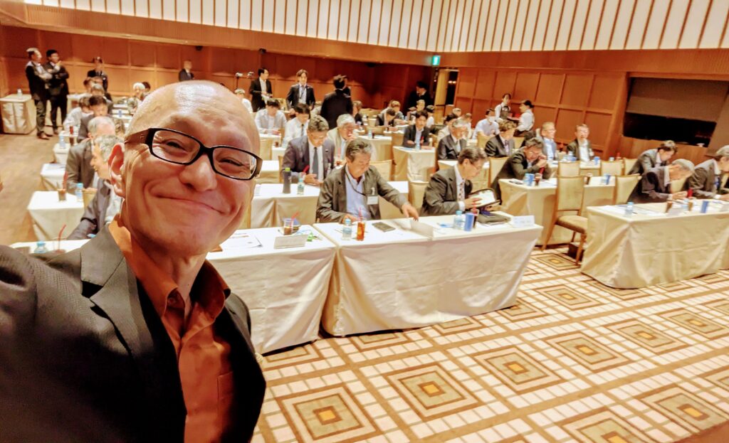 社長・経営者向け研修で高い成果を出す酒井とし夫講演会講師。実業家としての経験と、ランチェスター経営戦略、NLP心理学、ChatGPTなどの最新AI活用術を融合したプログラムで、企業に変革をもたらします。累計1,000回超の登壇実績、リピート率7割超の「本物の講演家」が、あなたの会社を次のステージへ導きます。