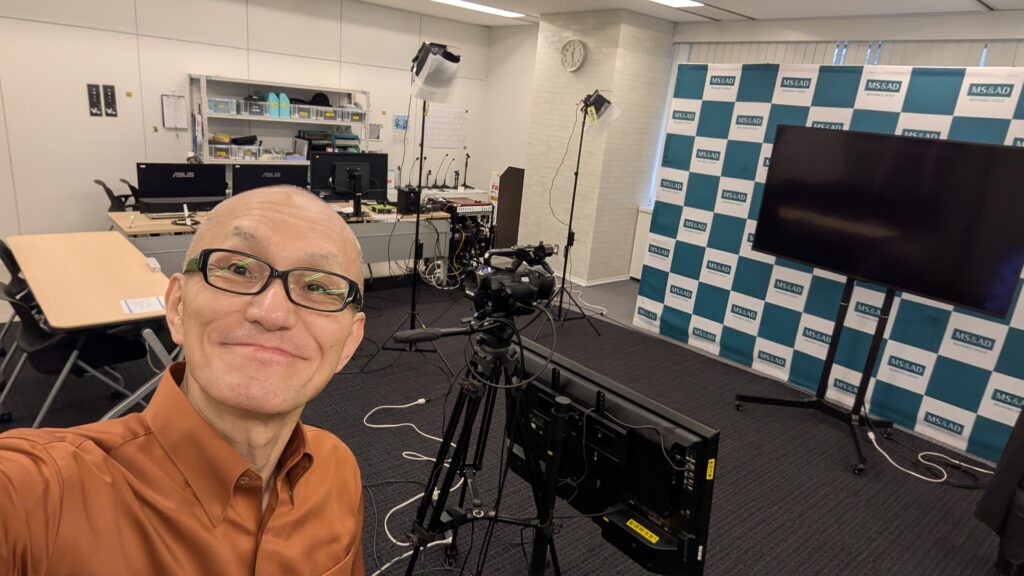 2025年11月27日・28日に、三井住友海上あいおい生命保険株式会社法人・団体マーケット推進部様主催の動画研修を中央区MS&ADアビリティワークス様スタジオにて収録いたしました。「明日から使える実践心理術」と「営業力、販売力がアップするビジネス心理術」の2テーマをお届けした収録の様子をレポートします。