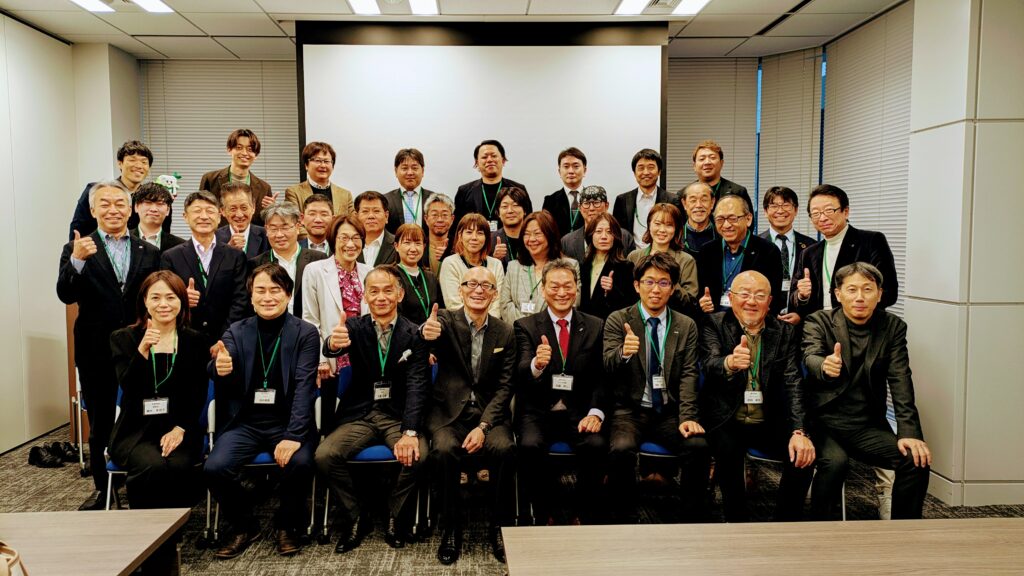 2025年12月10日、日本ポスティング協同組合様の研修会にて「AIをこれからのポスティング事業に真に活かすための方法」をテーマに講演いたしました。最新AIモデルChatGPT5.1の解説から、地元企業のターゲット抽出→提案書作成→パワポ化まで一気通貫で行う実践型AIワーク、さらにはSora2の映像生成デモまで。ポスティング業界の“次の一手”を考える一日となりました。懇親会では新たなご縁も頂き、来年の仙台研修も決定。ご参加の皆様、ありがとうございました。