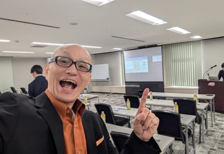 2025年1月16日、仙台市で開催された株式会社アオバヤ主催「第二回Gemini大会」のAI研修レポート。営業、議事録、提案書、デザイン、GAS開発まで、社員18名が披露した実践的なGemini活用事例を講師・酒井とし夫が徹底解説。中小企業・業界団体必見のAI活用最前線。