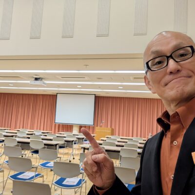 2026年1月20日、小松マテーレ株式会社様の新春ビジネス企業講演会に講師として登壇。心理マーケティング、AI、コミュニケーションを軸に、今年のスローガン「創ろう 想定外の価値」に込められた想いと、現場で感じた企業の力を酒井とし夫が語ります。
