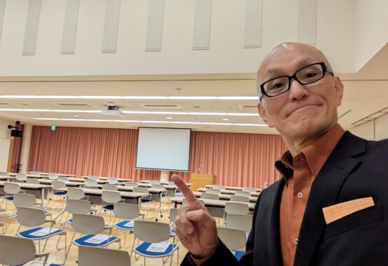 2026年1月20日、小松マテーレ株式会社様の新春ビジネス企業講演会に講師として登壇。心理マーケティング、AI、コミュニケーションを軸に、今年のスローガン「創ろう 想定外の価値」に込められた想いと、現場で感じた企業の力を酒井とし夫が語ります。