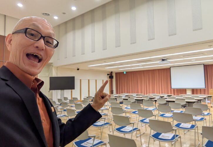 2026年1月20日、小松マテーレ株式会社様の新春ビジネス企業講演会に講師として登壇。心理マーケティング、AI、コミュニケーションを軸に、今年のスローガン「創ろう 想定外の価値」に込められた想いと、現場で感じた企業の力を酒井とし夫が語ります。