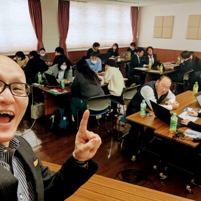 2026年1月23日、株式会社アドクリーク様主催のAI活用企業研修会(第2弾)に講師として登壇。画像生成、企画提案、Web・動画まで、広告代理店の実務を変える最新AI活用を7時間で徹底実践した研修内容を酒井とし夫がレポートします。