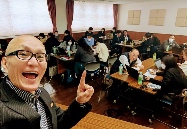 2026年1月23日、株式会社アドクリーク様主催のAI活用企業研修会（第2弾）に講師として登壇。画像生成、企画提案、Web・動画まで、広告代理店の実務を変える最新AI活用を7時間で徹底実践した研修内容を酒井とし夫がレポートします。