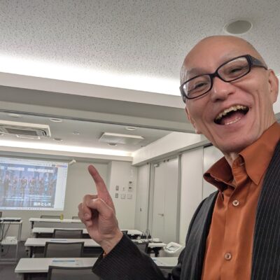 2026年1月30日、静岡県三島市の株式会社MISH様本社にて企業研修を実施。第一部では営業・接客に活かせるビジネス心理術、第二部ではGeminiを中心としたAI活用法を解説。営業ヒアリングから企画書・広告・動画制作までを一気通貫で仕組み化する実践型研修レポートです。