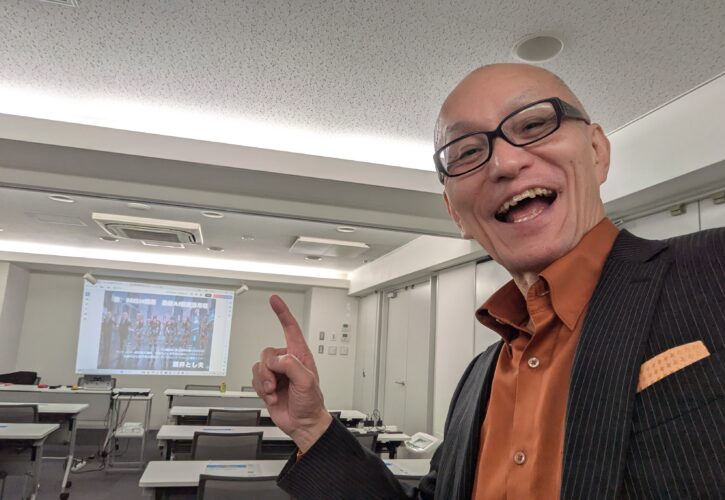 2026年1月30日、静岡県三島市の株式会社MISH様本社にて企業研修を実施。第一部では営業・接客に活かせるビジネス心理術、第二部ではGeminiを中心としたAI活用法を解説。営業ヒアリングから企画書・広告・動画制作までを一気通貫で仕組み化する実践型研修レポートです。