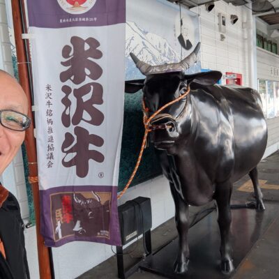 2026年2月4日、山形県米沢市にて米沢信用金庫主催のAI研修に酒井とし夫が登壇。「ChatGPTって何？」から始め、業務を“秒”で効率化する実践型セミナーを実習中心で解説。PC操作に強く熱心な参加者と職員の手厚いサポートで240ページの資料を完走した研修の舞台裏をレポート。