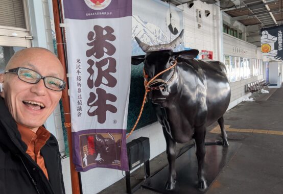 2026年2月4日、山形県米沢市にて米沢信用金庫主催のAI研修に酒井とし夫が登壇。「ChatGPTって何？」から始め、業務を“秒”で効率化する実践型セミナーを実習中心で解説。PC操作に強く熱心な参加者と職員の手厚いサポートで240ページの資料を完走した研修の舞台裏をレポート。