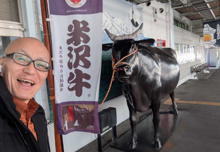 2026年2月4日、山形県米沢市にて米沢信用金庫主催のAI研修に酒井とし夫が登壇。「ChatGPTって何？」から始め、業務を“秒”で効率化する実践型セミナーを実習中心で解説。PC操作に強く熱心な参加者と職員の手厚いサポートで240ページの資料を完走した研修の舞台裏をレポート。