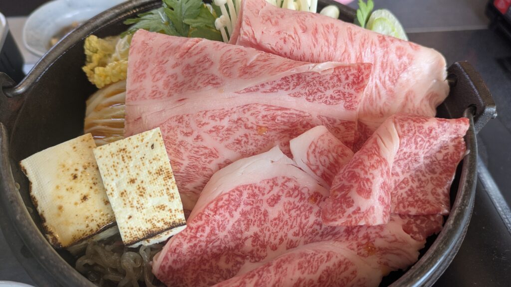 研修前には、米沢で操業100周年を迎えた米沢牛黄木様の直営レストラン、金剛閤にて、米沢牛のすき焼きをご馳走になりました。