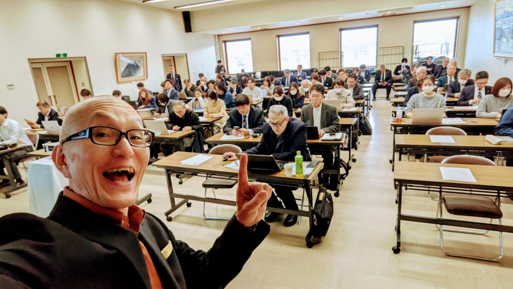 講演依頼が絶えない「酒井とし夫講演会講師」の人気の秘密を徹底解説。累計1,000回以上の登壇実績と7割を超えるリピート率の理由は、心理学と経営戦略、さらに最新AIを融合させた「面白くて即実践できる」内容にあります。研修担当者や団体役員の方へ、参加者が熱狂し、明日からの行動が変わる本物のセミナーを提案します。