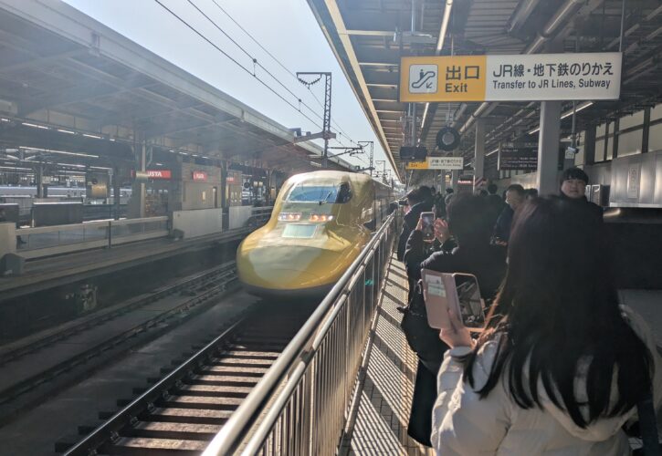 2026年2月17日、シャープ株式会社主催「シャープビジネスフォーラム」大阪会場（マイドームおおさか）にて講演登壇。約300名が参加する中、「企業が生き残るためのChatGPT活用法」をテーマに、中小企業がAIを武器に変革する具体策を徹底解説。当日の熱気や参加者の声、ドクター・イエローとの偶然の出会いまでを綴った講演レポート。