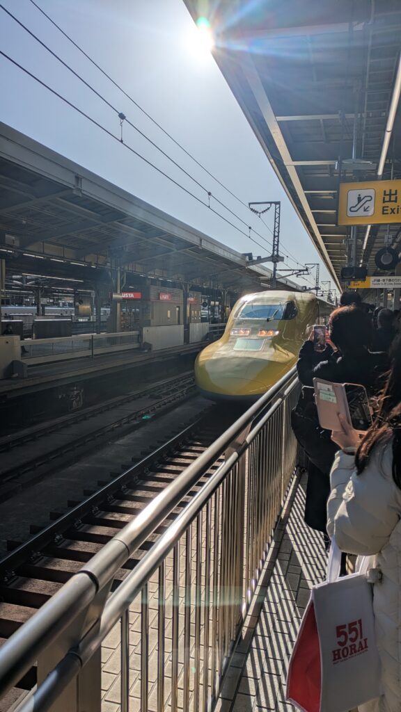 酒井とし夫が次の講演会場に向かうために新大阪駅に着いたら「見ると幸せになる」と言われているドクター・イエローに出会いました。ラッキーです。
