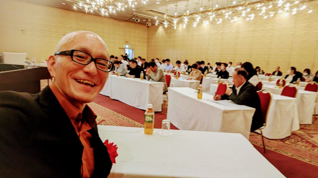 経営者向けワークショップの講師選びでお悩みなら、累計登壇1,000回超、リピート率7割を誇る「酒井とし夫講演会講師」がおすすめです。NLP心理学、ランチェスター戦略、最新AI(ChatGPT等)活用を融合させた独自のメソッドは、商工会議所や上場企業から高く評価されています。参加者がワクワクしながら即実践できる、具体例満載のワークショップ。本記事ではその人気の理由と具体的なメリット、受講者の生の声を詳しくご紹介します。