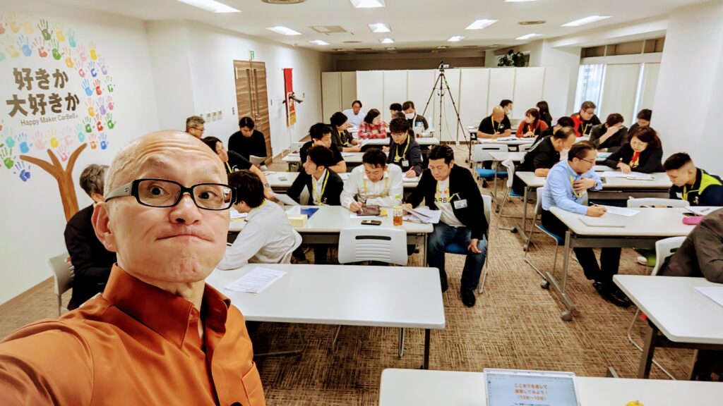 管理職向けのビジネスコーチング研修でお悩みですか？累計登壇1,000回超、リピート率7割を誇る「酒井とし夫講演会講師」は、NLP心理学と経営戦略を掛け合わせた独自の手法で、部下のやる気を最大化させる技術を提供します。大手企業から行政団体まで幅広く支持される、笑いと学びが融合した実践型研修の内容をご紹介。具体的な解決策を求める担当者様におすすめの人気講師です。
