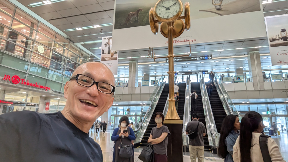 名古屋で講演依頼をお考えの方へ。累計1,000回以上の登壇実績を誇る酒井とし夫講演会講師をご紹介します。講演前に名古屋駅で撮影した写真です。