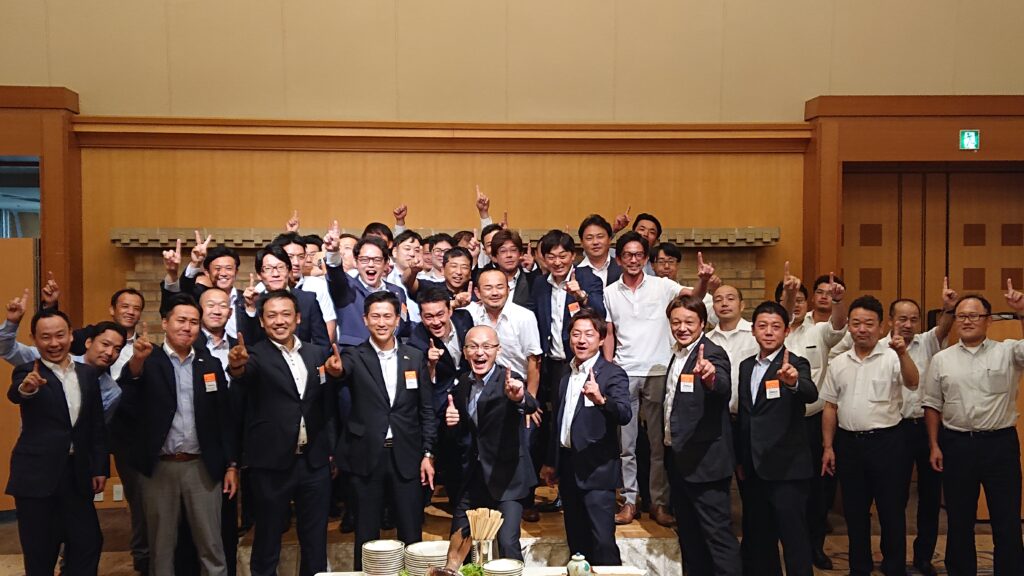 過去に商工会議所で登壇した講師の中から、特におすすめの人気講師・酒井とし夫氏をご紹介します。累計1,000回以上の登壇実績と7割を超える驚異のリピート率を誇る、ビジネス心理学とAI活用の第一人者。商売繁盛のコツ、生成AIの実務活用、ランチェスター戦略など、中小企業の経営者や担当者が明日から使える実践的なノウハウを笑いを交えてお伝えします。研修担当者様は必見です。