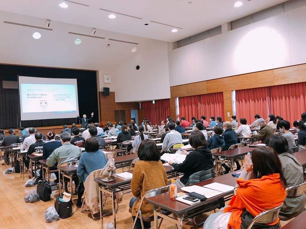 売上拡大セミナーのネタ探しにお困りの研修担当者様へ。心理学、経営戦略、最新AIを融合させ、全国で1,000回以上の登壇実績を誇る酒井とし夫講演会講師をご紹介します。リピート率7割を超える圧倒的な満足度の秘密や、具体的な講演テーマ、参加者の生の声を詳しく掲載。大手企業から商工会議所まで、幅広い業界で成果を出してきた「本物の講師」による売上アップのノウハウを、ぜひ貴社の研修・セミナーに取り入れてください。